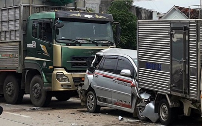 Quảng Ngãi: Xe Innova biến dạng, kẹt giữa hai xe tải sau tai nạn liên hoàn