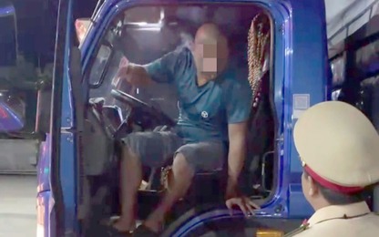 Bình Phước: CSGT xử phạt tài xế xe tải vi phạm nồng độ cồn chạy loạng choạng 2 km trên QL14