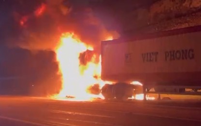 Video: Xe đầu kéo bốc cháy ngùn ngụt trong đêm ở Đà Nẵng, tài xế kịp thoát ra ngoài