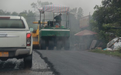 Thảm nhựa QL15D ở Quảng Trị khi trời mưa: Chấn chỉnh nhà thầu, làm rõ trách nhiệm