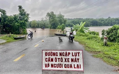Mưa lớn khiến nhiều tuyến đường ở Thừa Thiên - Huế, Đà Nẵng ngập sâu, giao thông chia cắt
