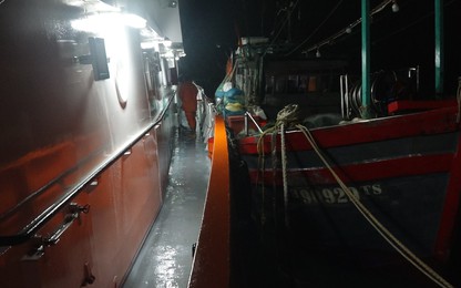 Cận cảnh cứu 14 thuyền viên chìm tàu đang kiệt sức, hoảng loạn trong thời tiết khắc nghiệt