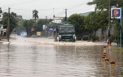 Nhiều tuyến đường ở Quảng Nam vẫn ngập sâu, chia cắt giao thông