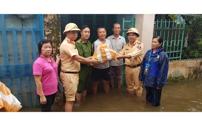 Video: Thuỷ đoàn 1 lội nước, hỗ trợ đưa người dân vùng lụt đi bệnh viện ở Đà Nẵng