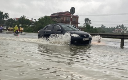 Nước lũ tràn qua QL1 ở Quảng Nam, phương tiện qua lại khó khăn