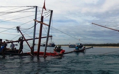 Tàu cá Quảng Nam có 54 người chìm trên biển, 14 người đang mất tích
