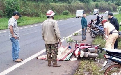 Xe máy va chạm xe tải ở Đắk Nông, cháu nhỏ tử vong, người phụ nữ bị thương nặng