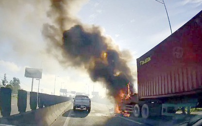 Xe container bốc cháy dữ dội trên cao tốc TP. Hồ Chí Minh - Long Thành - Dầu Giây