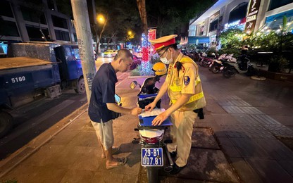 Hà Nội: Phạt tiền, tước GPLX tài xế xe tải để vật liệu rơi vãi từ phản ánh của người dân