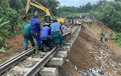 Trắng đêm khôi phục đường sắt Hà Nội - Lào Cai sau mưa lũ