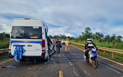 Video: Ôtô tải chạy lấn làn, đâm xe khách khiến 13 người thương vong ở Đắk Lắk