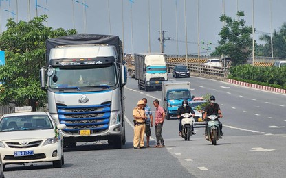 Hà Nội: CSGT xuyên trưa xử lý xe tải dừng đỗ, tuyên truyền ATGT cho tài xế