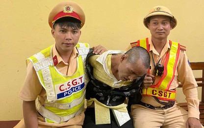 Điện Biên: CSGT bắt giữ đối tượng mang theo 2 bánh nghi heroin trên xe khách