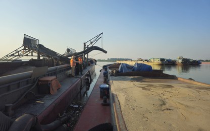 Video mật phục bắt quả tang tàu hút cát trái phép trên sông Hồng giáp ranh Hà Nội - Vĩnh Phúc 