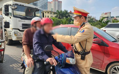 Hà Nội: Uống bia ở hội chợ ra về, cụ ông có nồng độ cồn "vượt khung", bị CSGT giữ xe máy