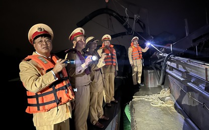 Video CSGT mật phục, bắt quả tang 2 tàu "cát tặc" trên sông Hồng