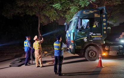 Hà Nội: Xuyên đêm tuần tra, chặn bắt xe quá tải ở các "điểm nóng" ngoại thành đến nội đô