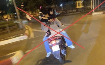 CSGT Hà Nội xử phạt thiếu niên "chơi ngông" vừa bế bạn gái vừa lái xe máy dạo phố