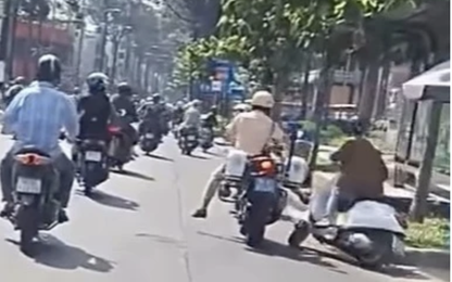 Xác minh video CSGT dùng chân đạp ngã nam thanh niên đang đi xe máy ở TP. HCM