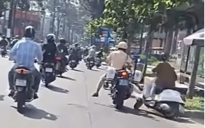 TP. HCM: Tạm đình chỉ Đại úy CSGT dùng chân đạp ngã nam thanh niên đang đi xe máy