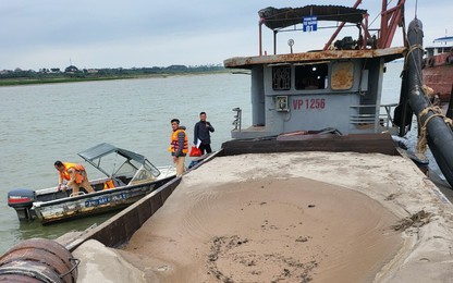 Cục CSGT bắt quả tang tàu bơm hút cát trái phép, thu giữ hơn 100 khối cát