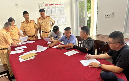 TP. HCM: CSGT xử phạt nhóm người chạy môtô phân khối lớn vào làn ôtô trên đường Phạm Văn Đồng