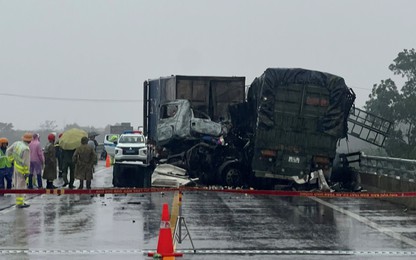 Hai xe đầu kéo đối đầu trên cao tốc Cam Lộ - La Sơn khiến 3 người thương vong