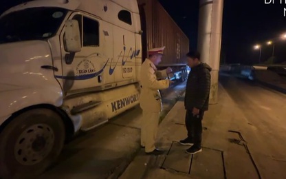Video CSGT phát hiện tài xế container vi phạm nồng độ cồn "khủng" trên cao tốc lúc nửa đêm