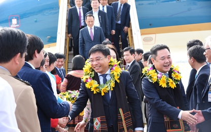 Bộ trưởng Nguyễn Văn Thắng và những hành khách đầu tiên “xông đất” sân bay Điện Biên mới