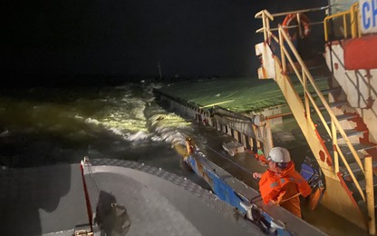 Video hiện trường cứu 9 thuyền viên tàu chở 3.400 tấn đá nguy cơ lật trên biển Đà Nẵng