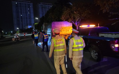 Video TTGT, CSGT xuyên đêm xử lý xe tải "hổ vồ" cơi nới thành thùng, chở quá tải ở Hà Nội
