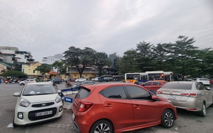 Hà Nội: Biến vòng xuyến thành bãi xe trên đường Trần Nhật Duật