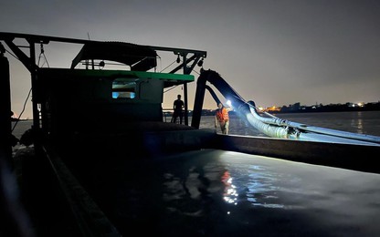 Trong đêm lạnh "thấu xương", trinh sát CSGT Hà Nội mật phục bắt tàu khai thác cát trái phép