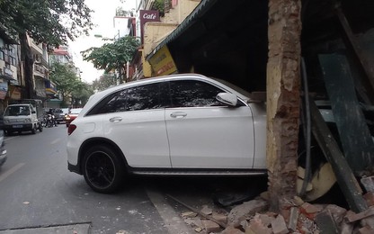 Hà Nội: Lộ nguyên nhân ôtô Mercedes đâm thẳng vào nhà dân trên phố Hàng Bạc lúc rạng sáng