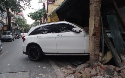 Hà Nội: Nữ tài xế xe Mercedes vi phạm nồng độ cồn tông nhà dân trên phố Hàng Bạc
