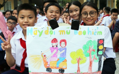 Học sinh Đà Nẵng hào hứng vẽ tranh cổ động "Hãy đội mũ bảo hiểm"