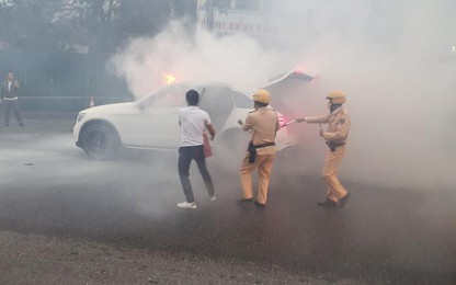 Hà Nội: CSGT xuất hiện kịp thời, ngăn ngọn lửa thiêu rụi xe ôtô đang lưu thông