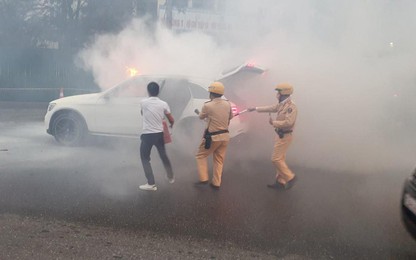 CSGT Hà Nội nhanh trí ngăn đám cháy sắp thiêu rụi chiếc ôtô đang lưu thông 