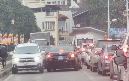 Hà Nội: Xác minh lái xe ôtô biển xanh vi phạm giao thông trên đường Âu Cơ để xử lý
