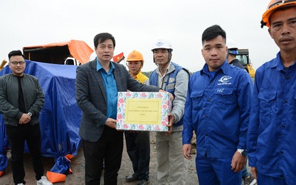 Công đoàn GTVT Việt Nam tặng quà công nhân tại dự án cao tốc Bắc - Nam qua Hà Tĩnh