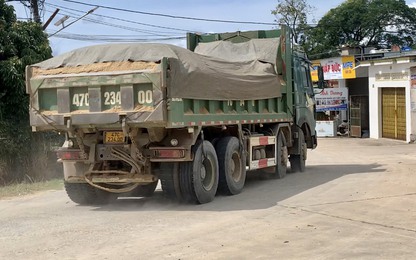 Đắk Lắk: Xe chở vật liệu cày nát đường liên xã