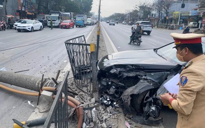 Hà Nội: Cảnh sát điều tra vụ ôtô đâm cột đèn đổ ngang QL1A