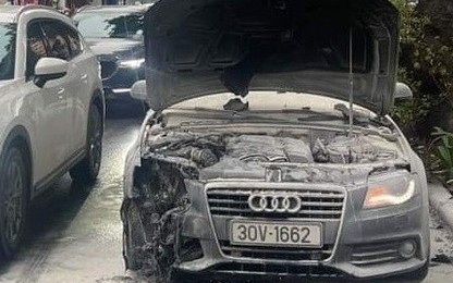 Hà Nội: Xe Audi đang di chuyển trên đường Láng bất ngờ bốc cháy