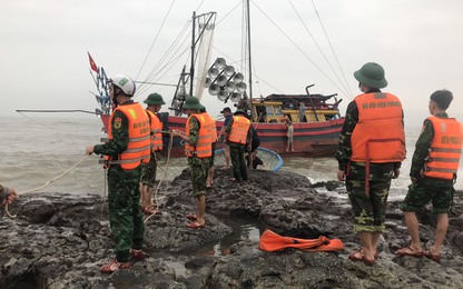 Cận cảnh giải cứu 10 thuyền viên gặp nạn trên biển Quảng Trị
