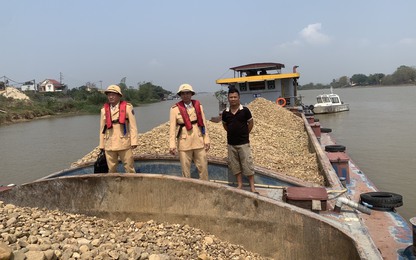 Bắc Giang xử phạt 2 tàu vi phạm chở cát sỏi