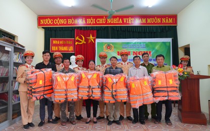 CSGT Hà Nội tuyên truyền ATGT và tặng quà cho người dân ven sông Hồng và sông Đà