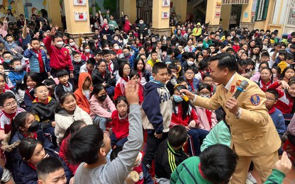 Hà Nội: CSGT tuyên truyền ATGT tới các trường học bằng hình thức sân khấu hoá