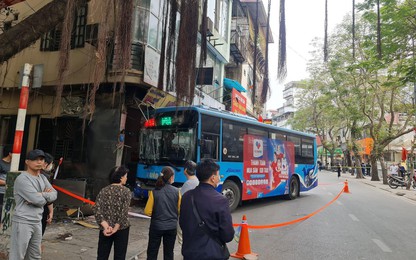 Hà Nội: Xe buýt mất lái đâm vào quán ăn