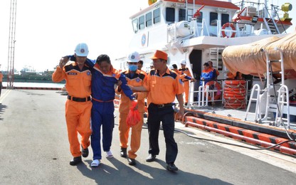 Những hình ảnh mới nhất cứu 18 thuyền viên gặp nạn trên vùng biển Bình Thuận