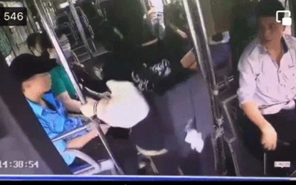 Hà Nội: Video phụ xe buýt Cầu Bươu dũng cảm bắt tên trộm điện thoại